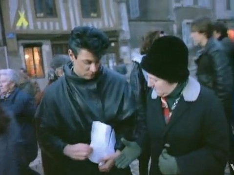 New Moon on Monday Duran Duran Roger hands out flyers